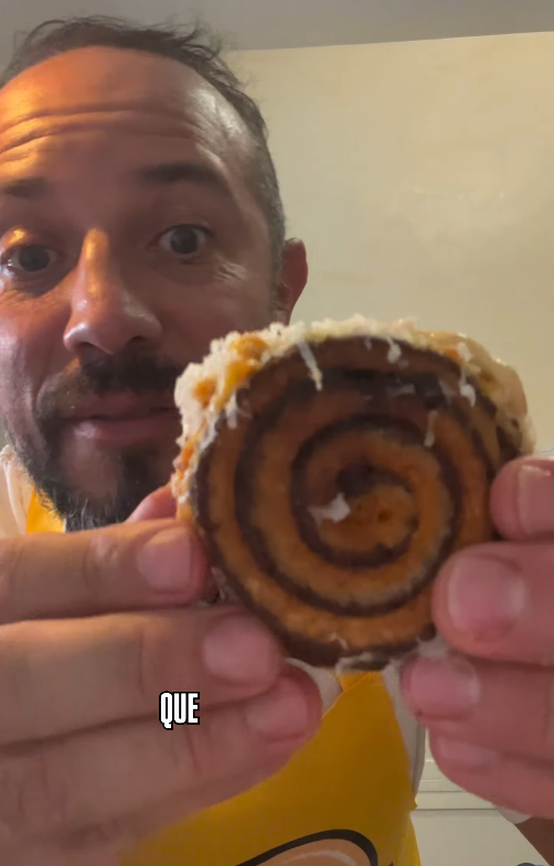 Edcar Trejo mostrando su Arepa Espiral de tres masas para el P.A.N. Challenge